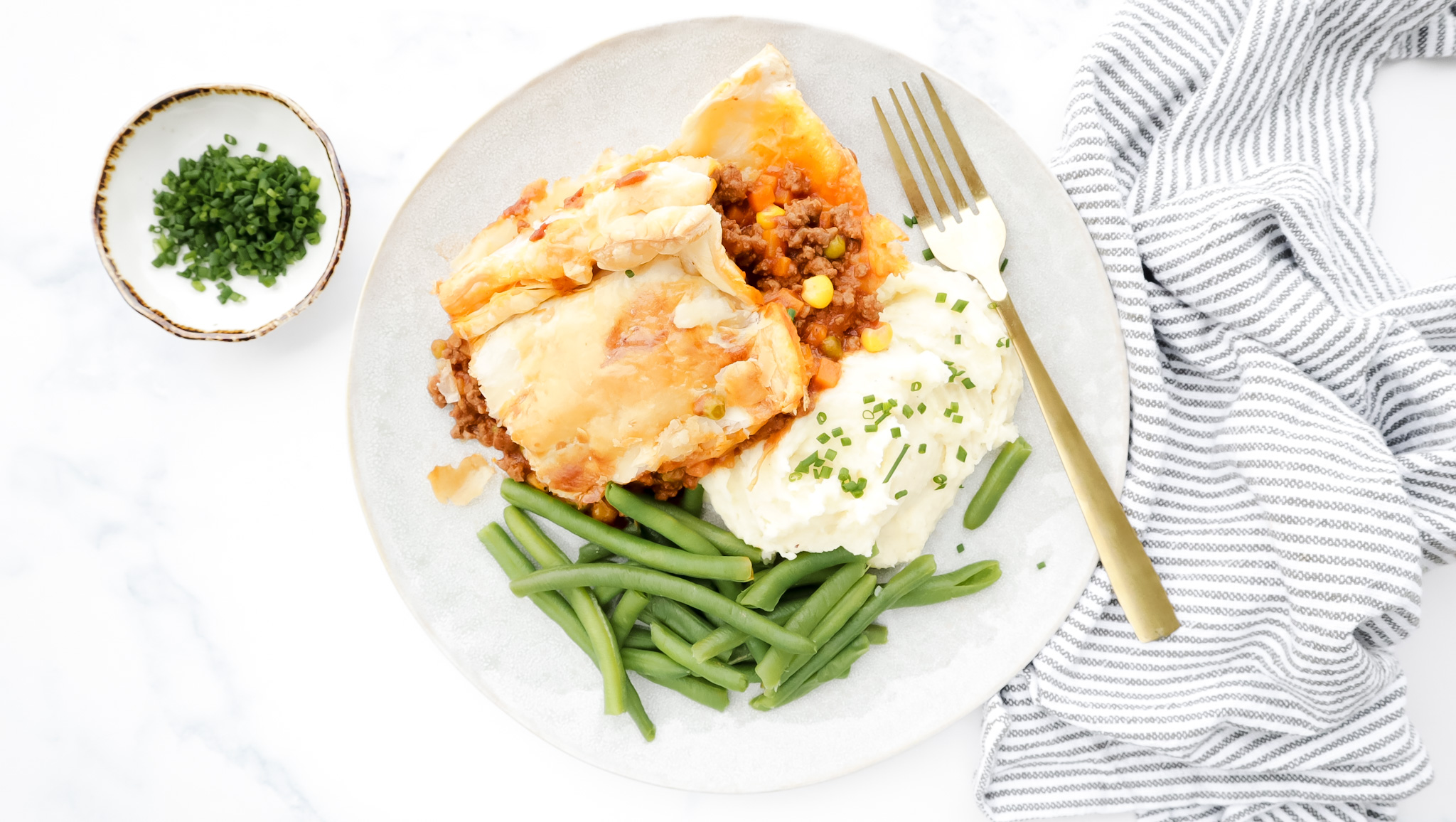 Beef & veggie pie with sour cream & chives mash & beans recipe