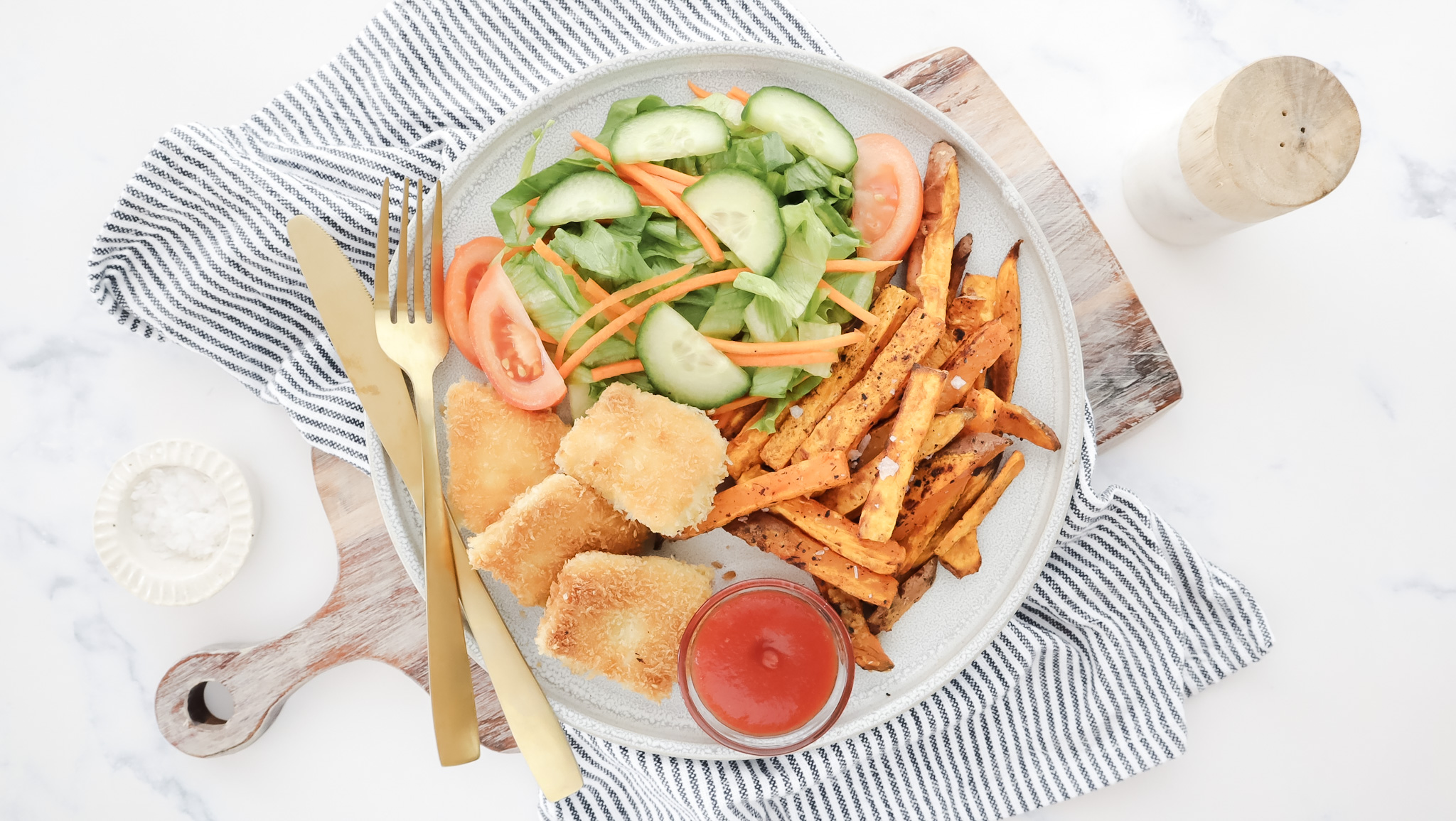 Fish bites with wedges, salad & tomato sauce recipe