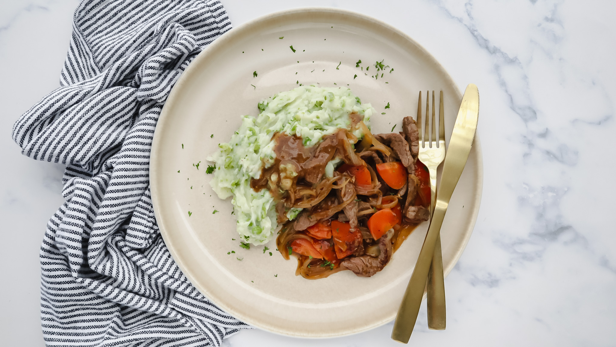 Beef & onion gravy with creamy potato & pea mash recipe