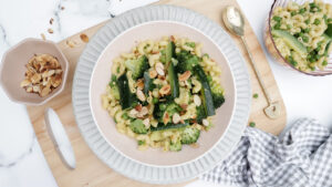 Mac’n’cheese pesto pasta with steamed greens & toasted almonds recipe